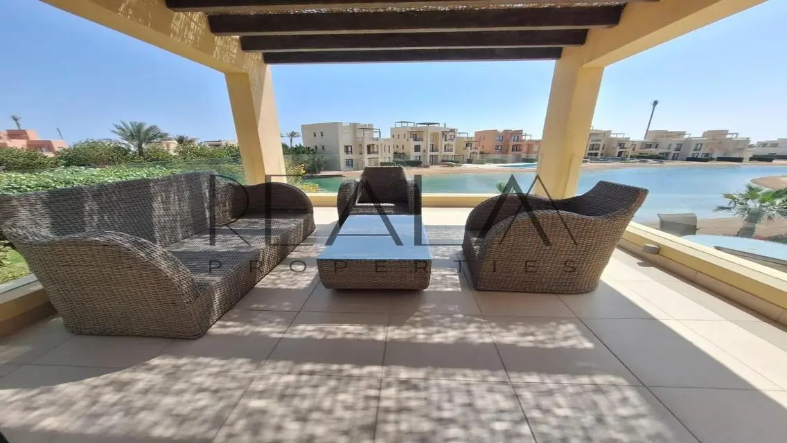 فيلا فاخرة ممتشطبة بالفرش بحديقة و حمام سباحة خاص