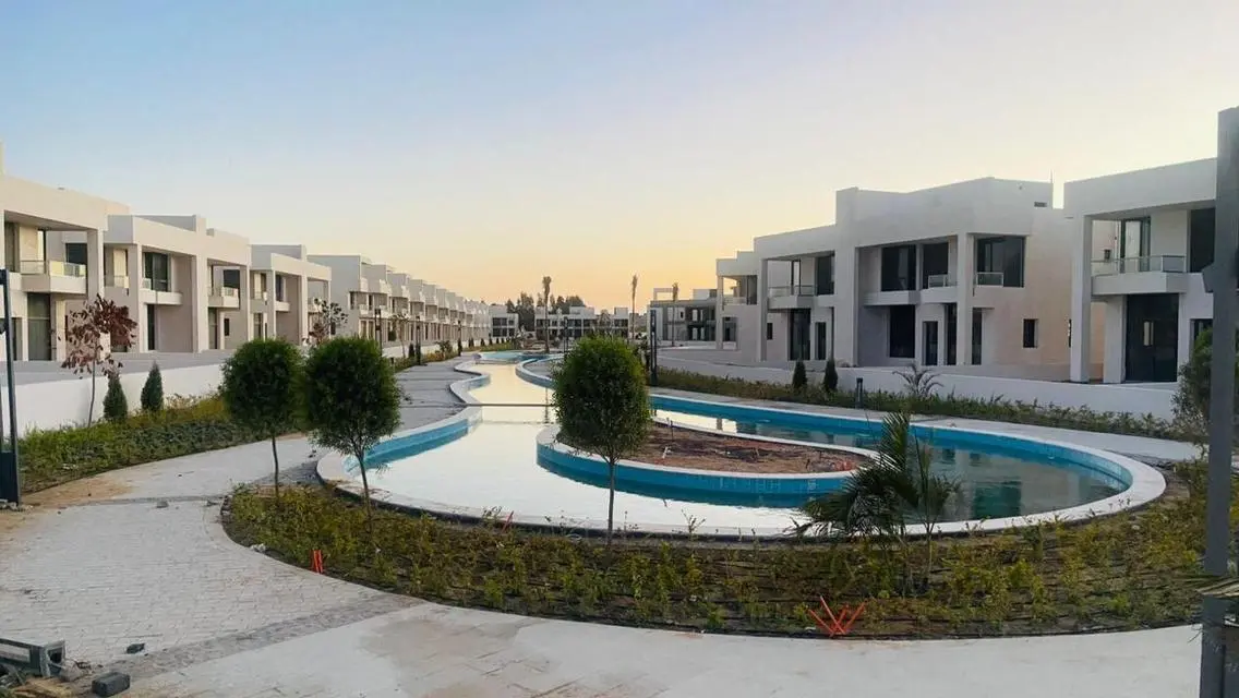 Large Villa Ready to deliver in front of Beverly!