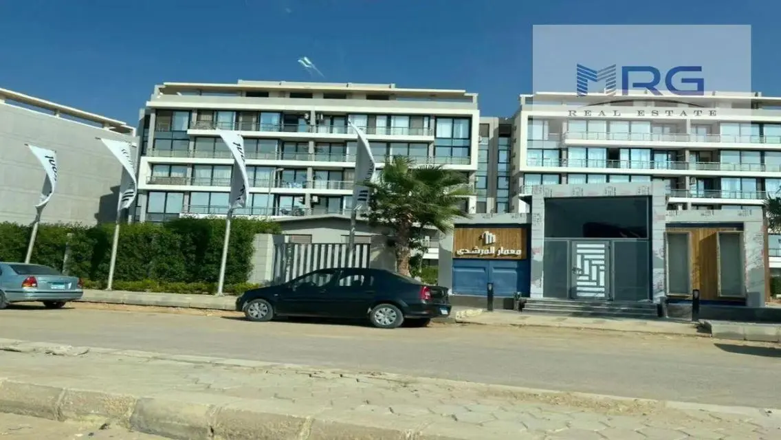 شقه متشطبه بجاردن للبيع في كمبوند ليك فرونت