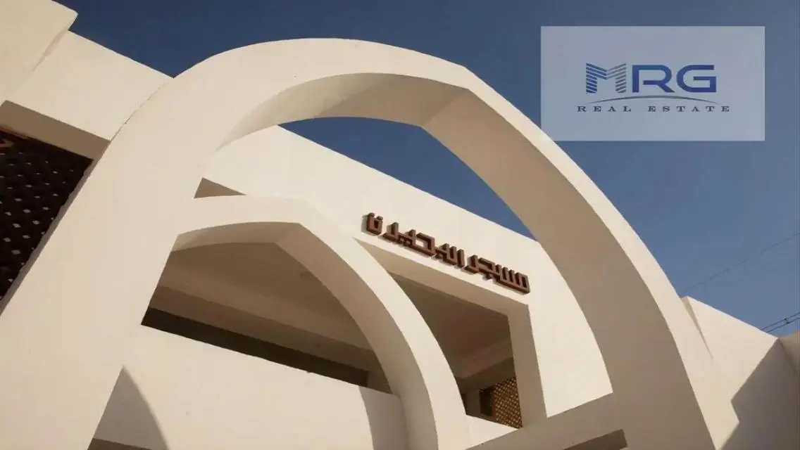 شقه متشطبه بجاردن للبيع في كمبوند ليك فرونت