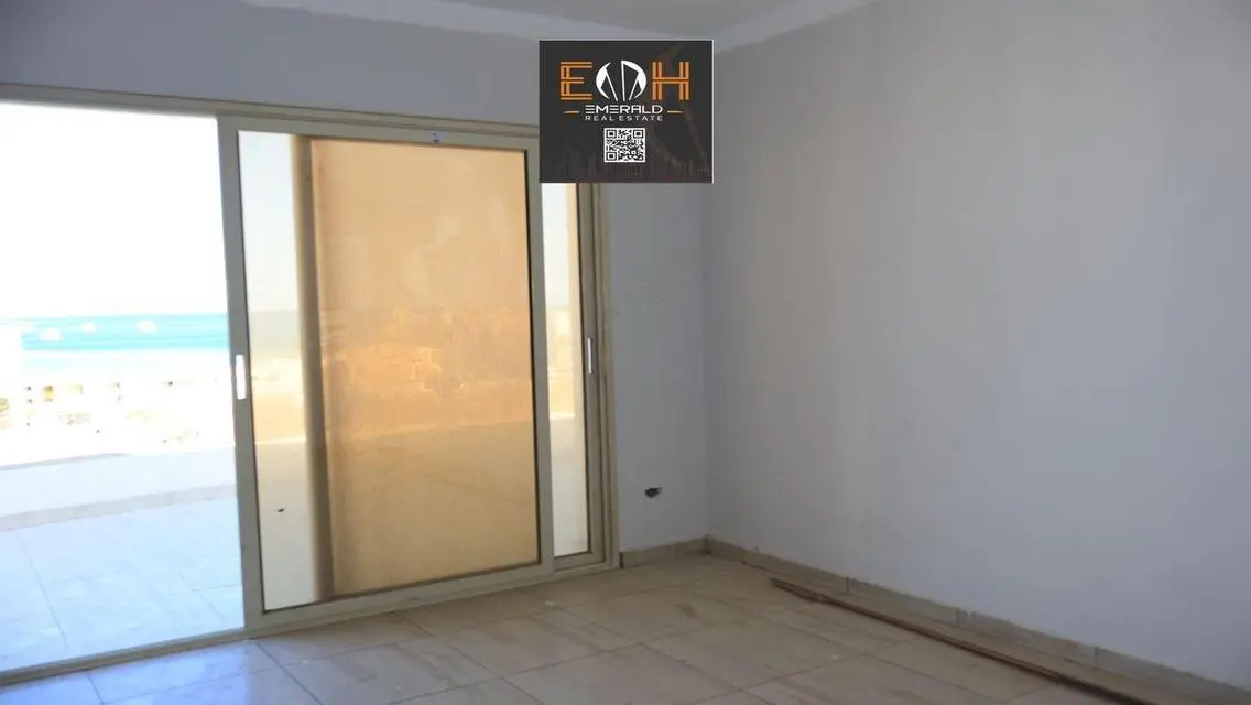 شقة فاخرة بمساحة 1300 متر مع حوض سباحة للأطفال