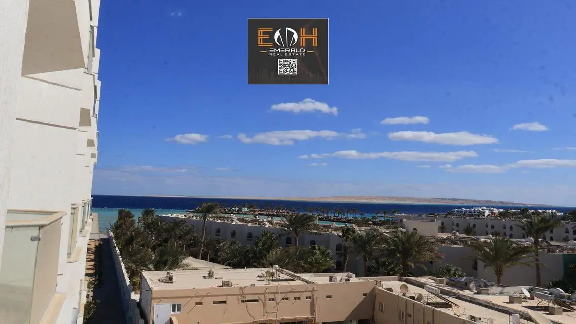 شقة فاخرة بمساحة كبيرة مع شرفة ومسبح مشترك