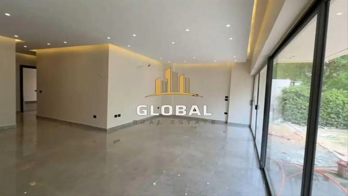 Luxury Apartment Overlooking Lakes with Private Garden