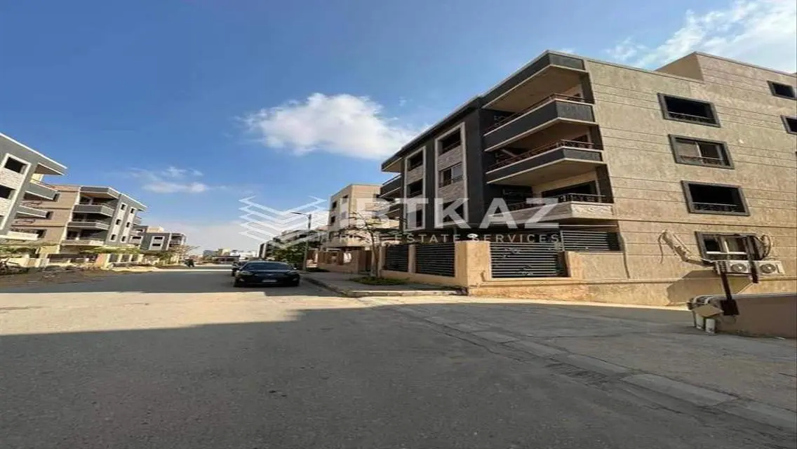 شقة فاخرة في AUC 7 مع مسبح مشترك