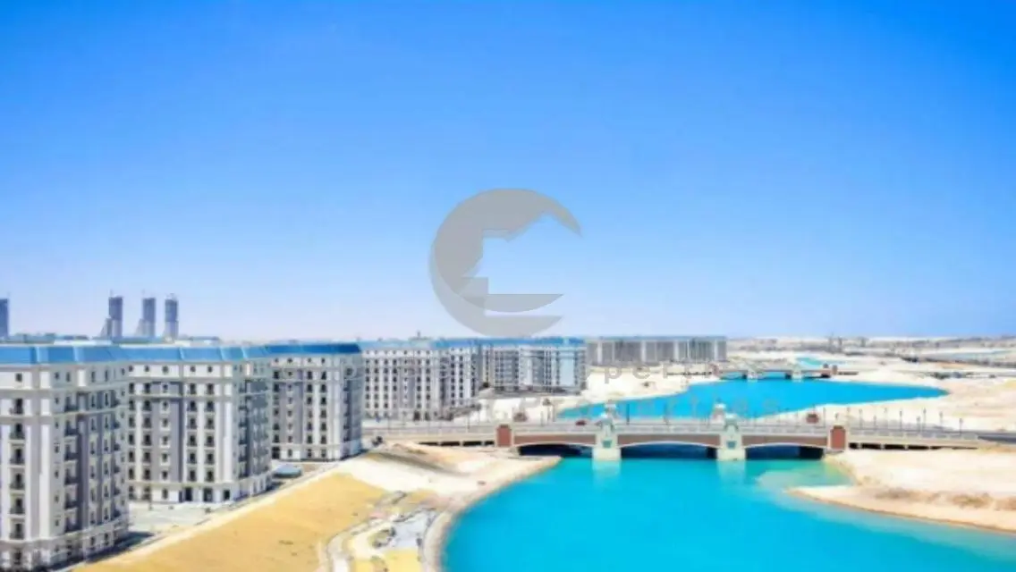 شقه للبيع متطشبه في العلمين الجديده بمقدم 5% .