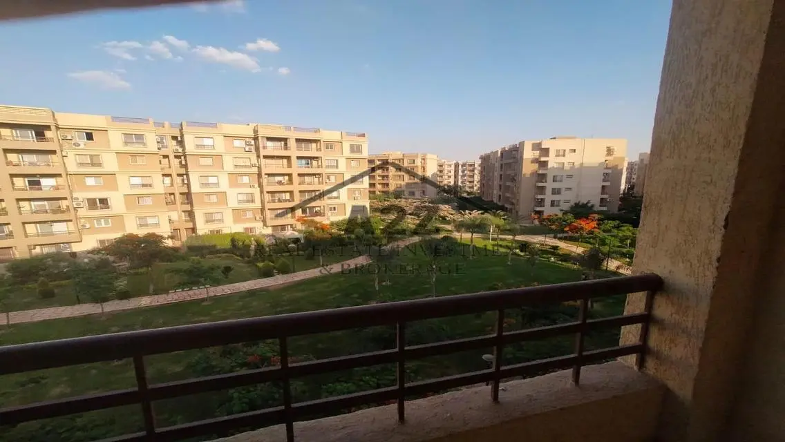 فرصة للايجار فى موقع مميز مدينتى بجوار الفودكورت