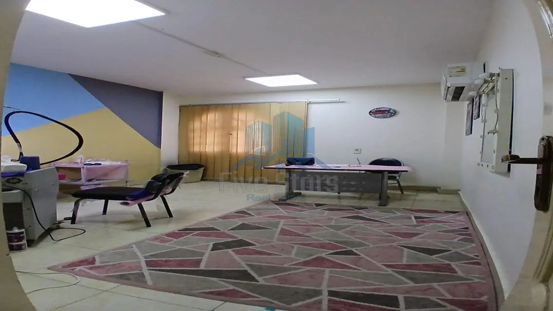 فرصة!للبيع شقة مميزة علي المحور المركزي مباشرة !