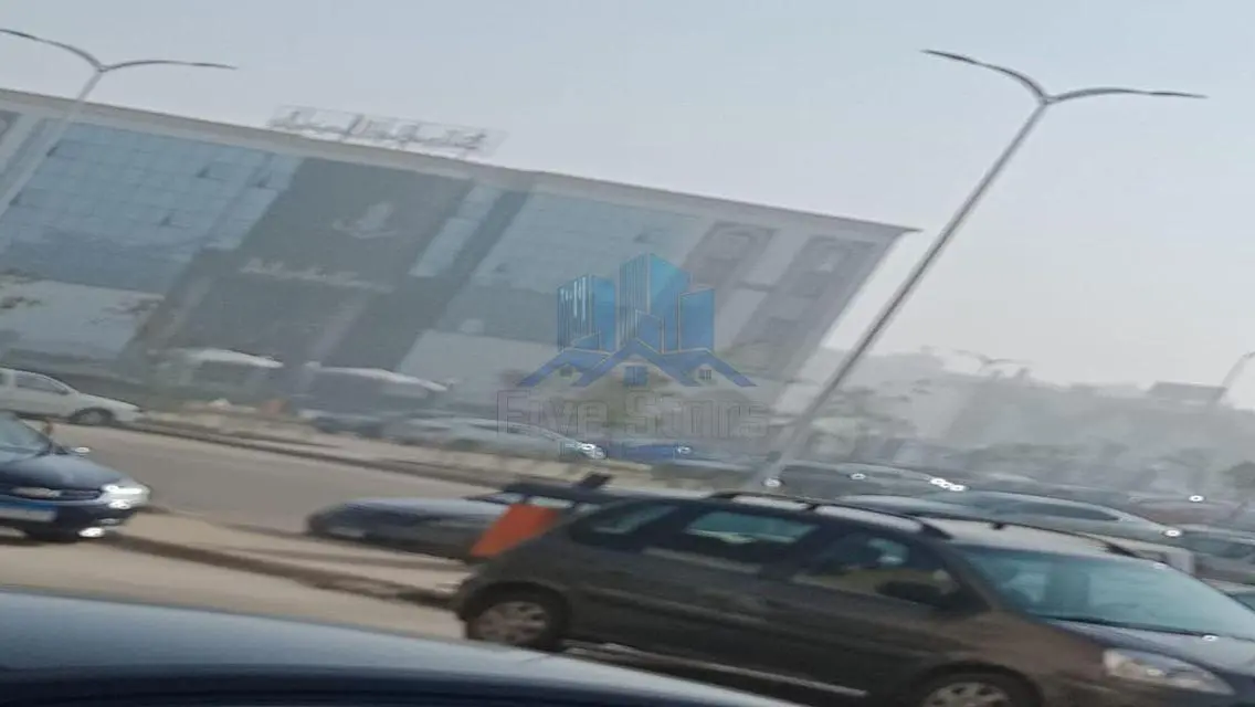 فرصة!للبيع شقة مميزة علي المحور المركزي مباشرة !