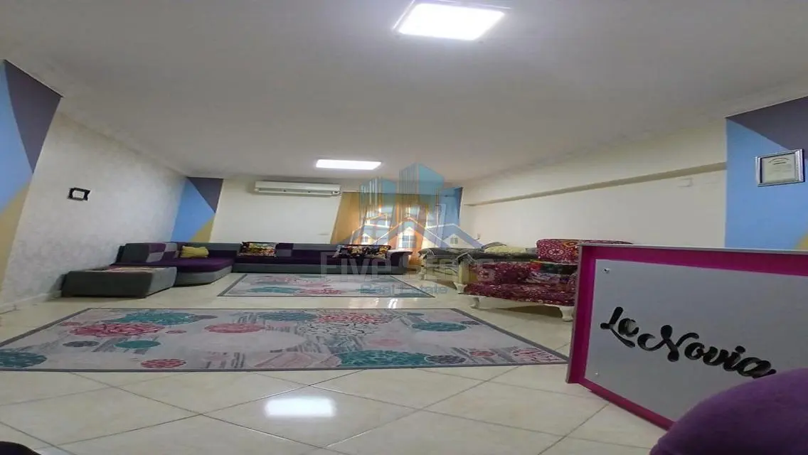 فرصة!للبيع شقة مميزة علي المحور المركزي مباشرة !