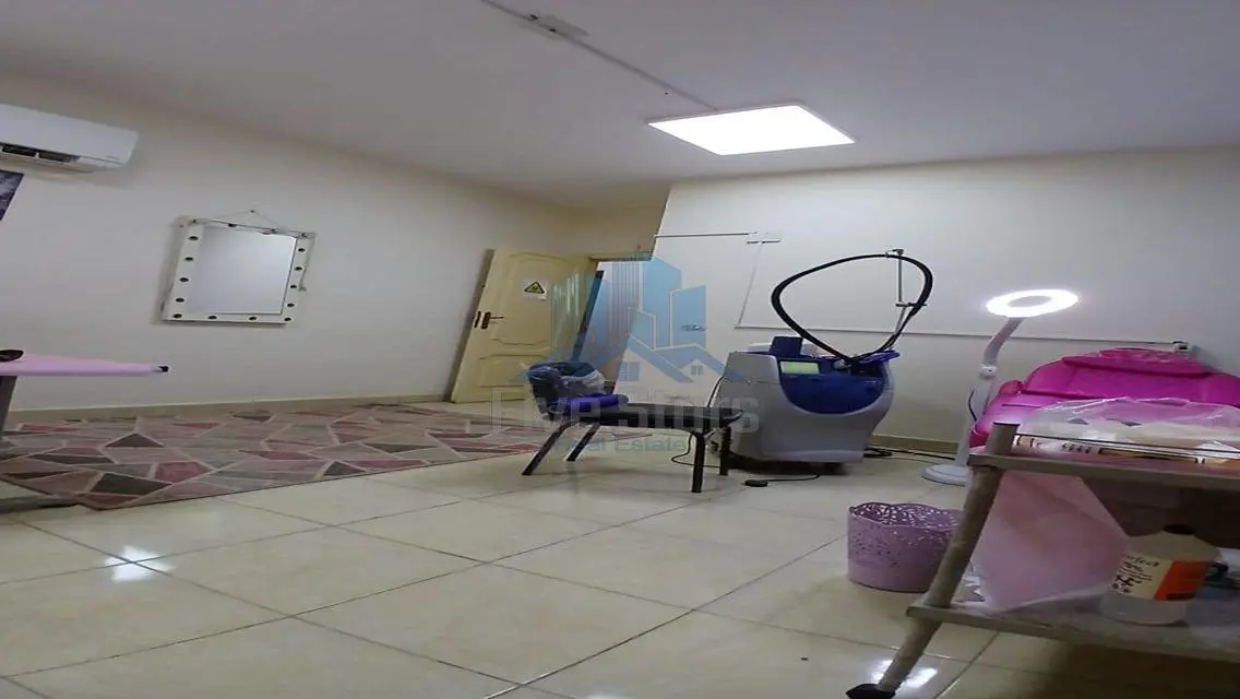 فرصة!للبيع شقة مميزة علي المحور المركزي مباشرة !