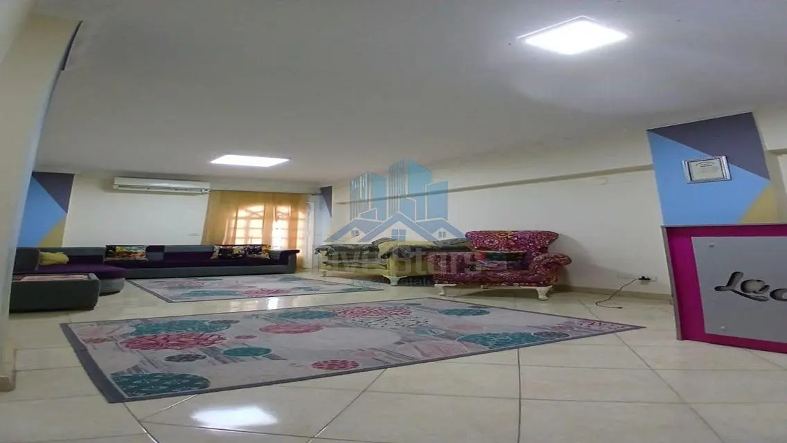 فرصة!للبيع شقة مميزة علي المحور المركزي مباشرة !