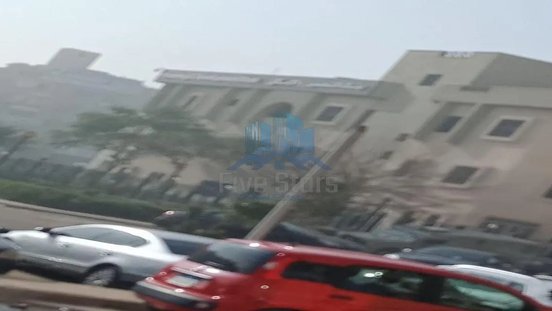 فرصة!للبيع شقة مميزة علي المحور المركزي مباشرة !
