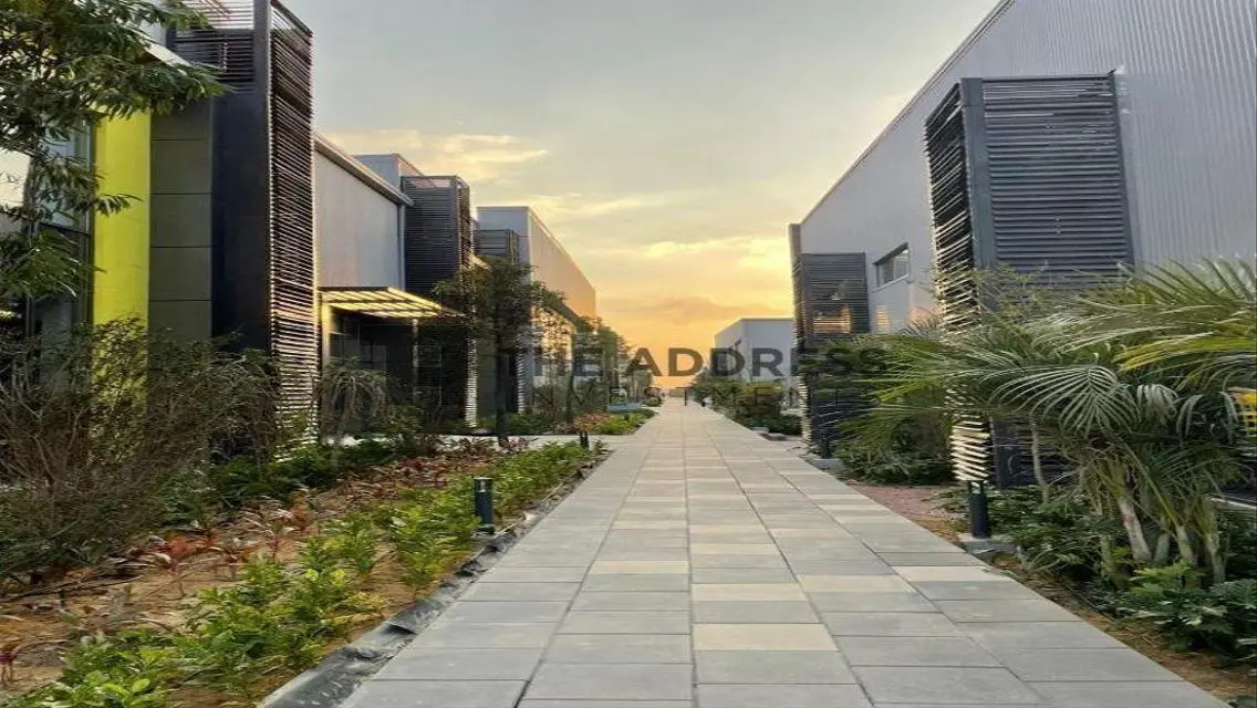 شقة نصف تشطيب للبيع بكمبوند DISTRICT 5بالتجمع