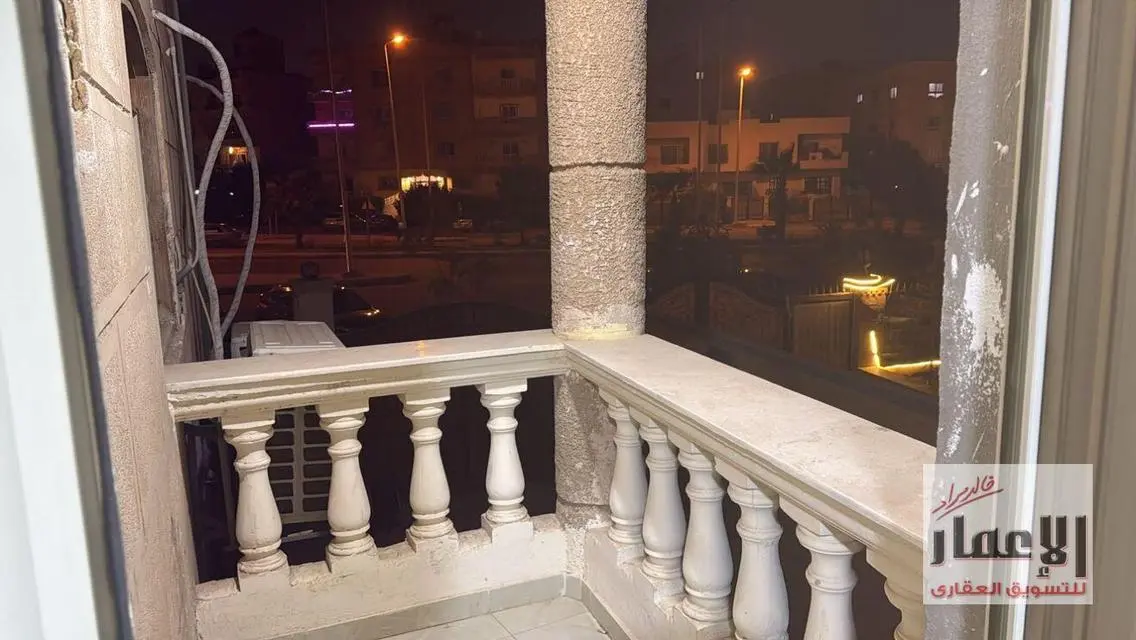 شقه للبيع الشيخ زايد الحي السابع  علي شارع الحكمه