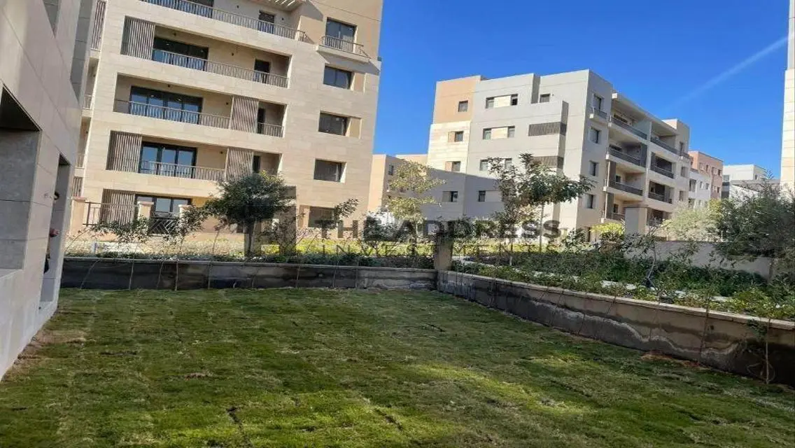شقة نصف تشطيب للبيع بكمبوند DISTRICT5بمقدم 900 الف