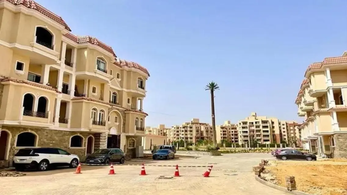 فيلا فاخرة للبيع مع شرفة وحديقة خاصة