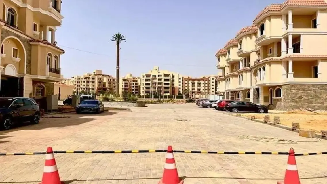 فيلا فاخرة للبيع مع شرفة وحديقة خاصة