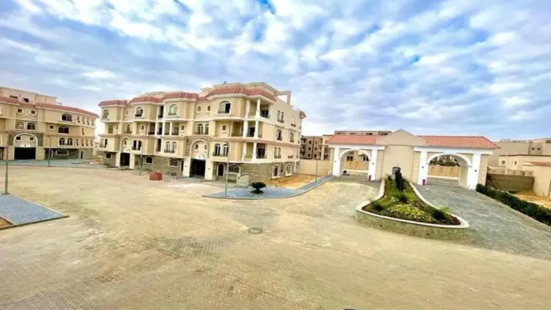 فيلا فاخرة للبيع مع شرفة وحديقة خاصة