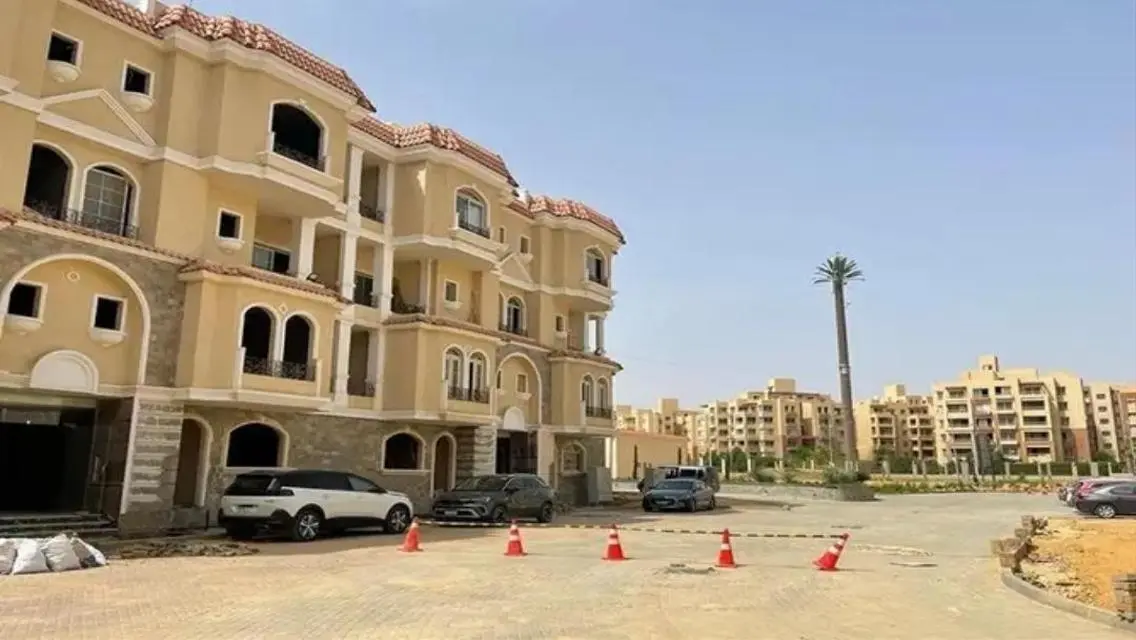 فيلا فاخرة للبيع مع شرفة وحديقة خاصة