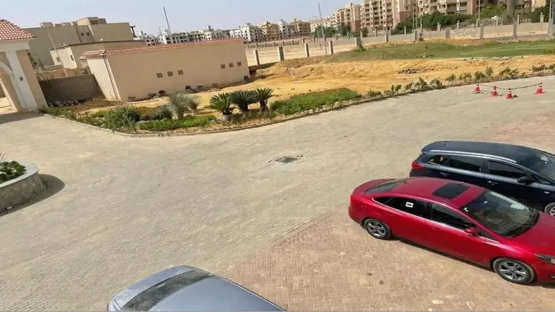 فيلا فاخرة للبيع مع شرفة وحديقة خاصة