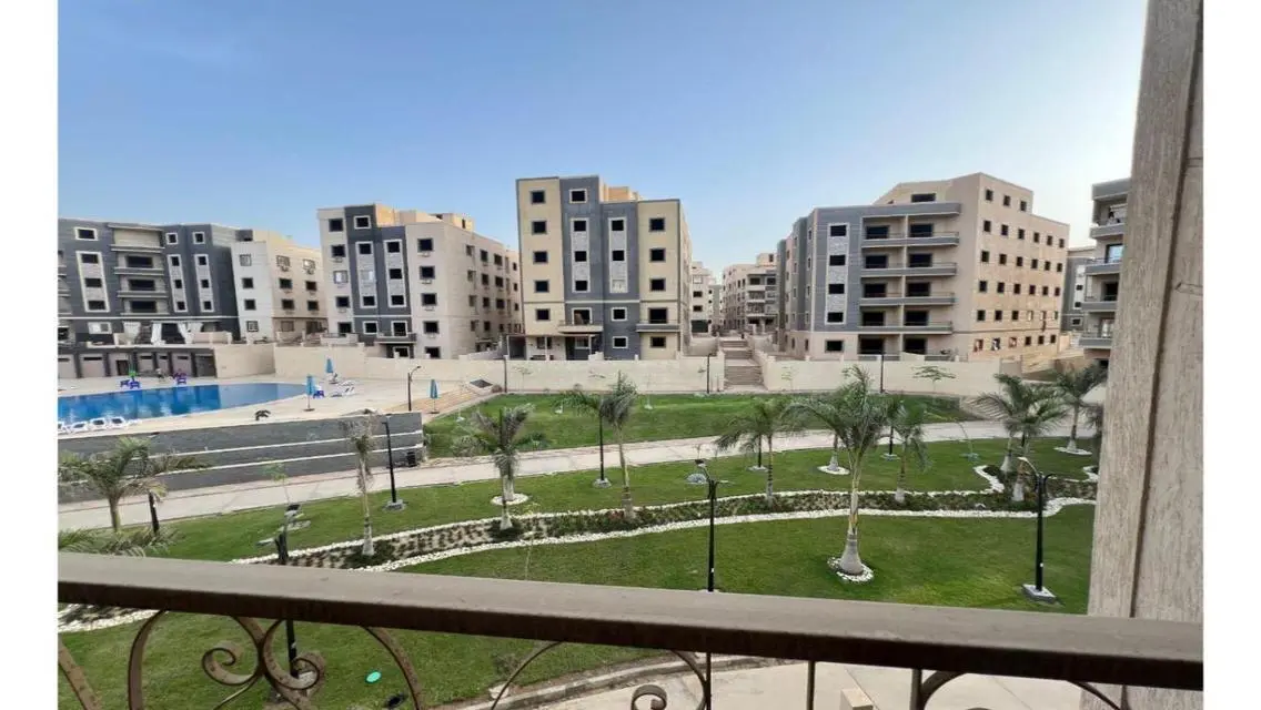 استلام فوري بكمبوند بالقرب من الجامعة الامريكية