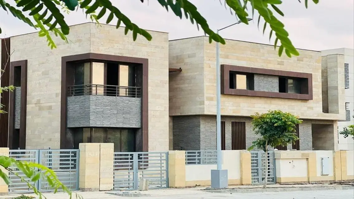 فيلا 0%مقدم+قسط 12س مباشره ع طريق السويس امام مطار