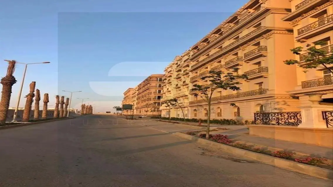 شقه للبيع متشطبه بقلب الجولدن سكوير في التجمع