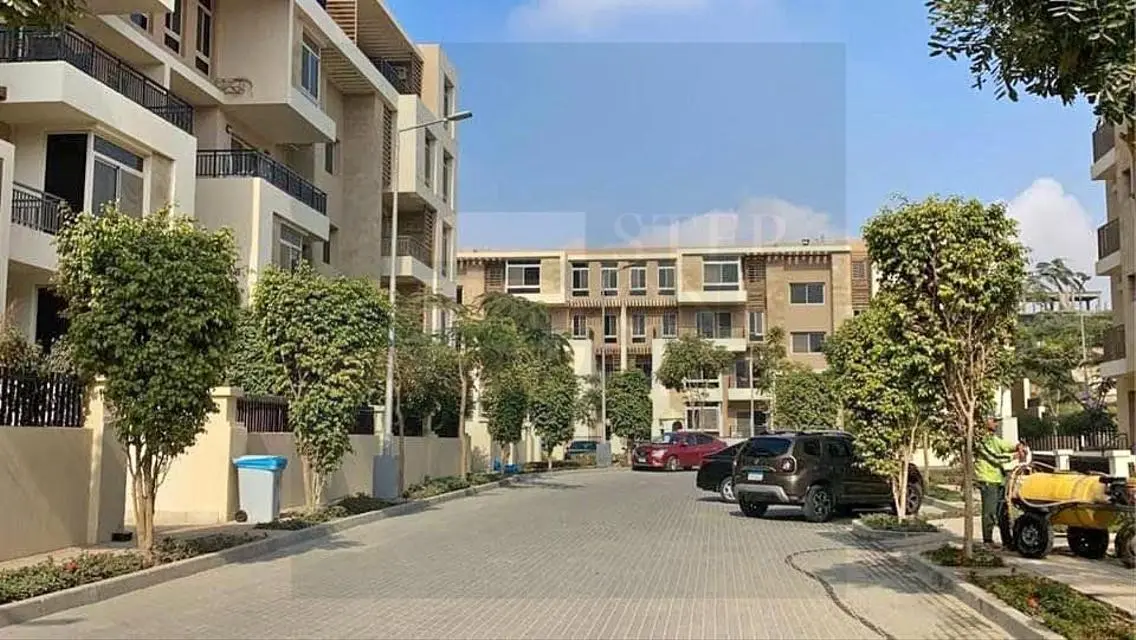 شقة للبيع ارضي بجاردن بخصم 50% امام مطار القاهرة