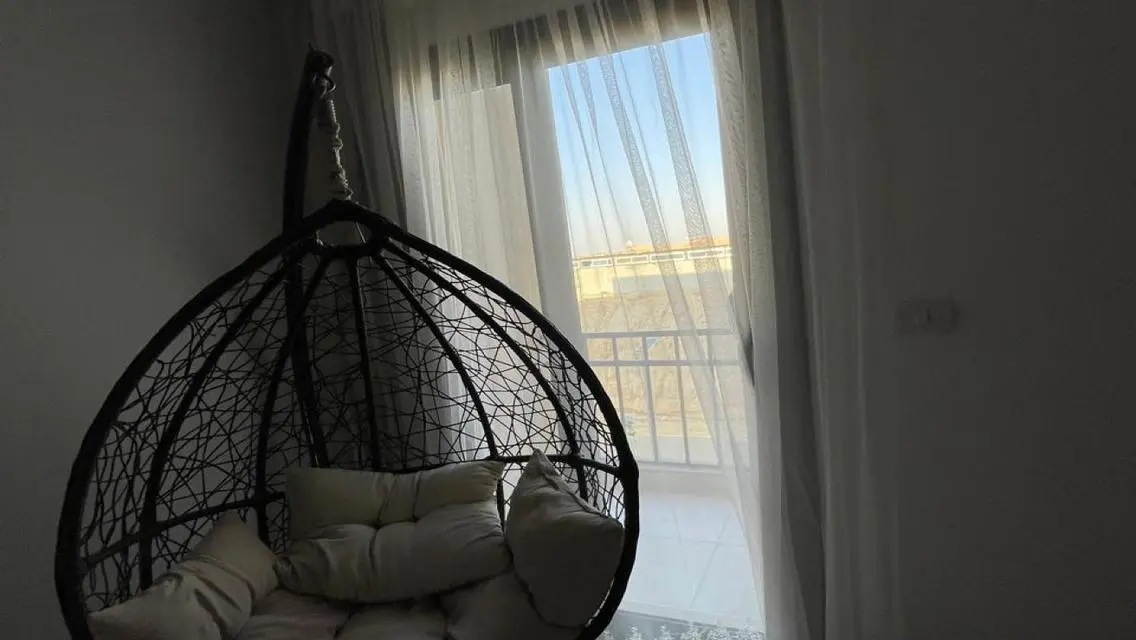 ش‎قة مفروشه ب الكامل للايجار فى فيفث سكوير المراسم