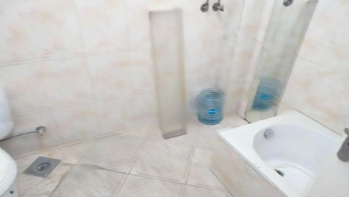 شقه بالدور الأول بشارع شامبلون 2 غرفه واجهه اداري
