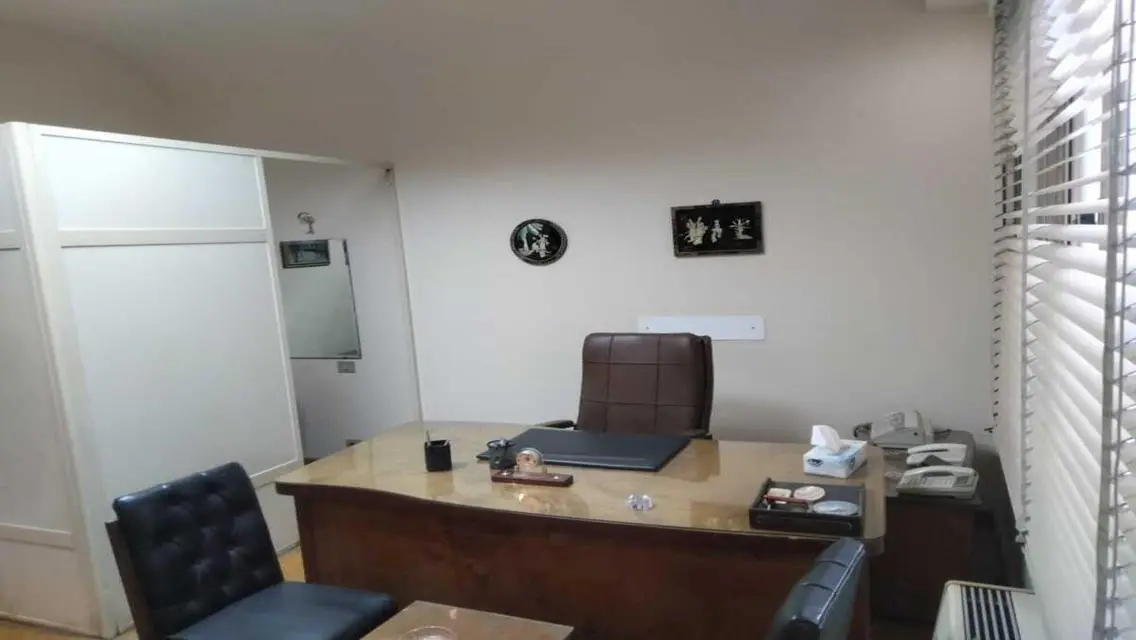 شقه للايجار تنفع سكن او شركه بشارع عماد الدين وسط
