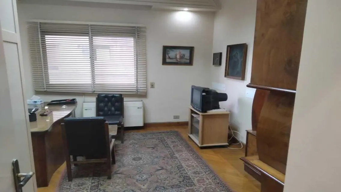 شقه للايجار تنفع سكن او شركه بشارع عماد الدين وسط
