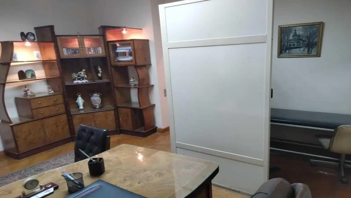 شقه للايجار تنفع سكن او شركه بشارع عماد الدين وسط