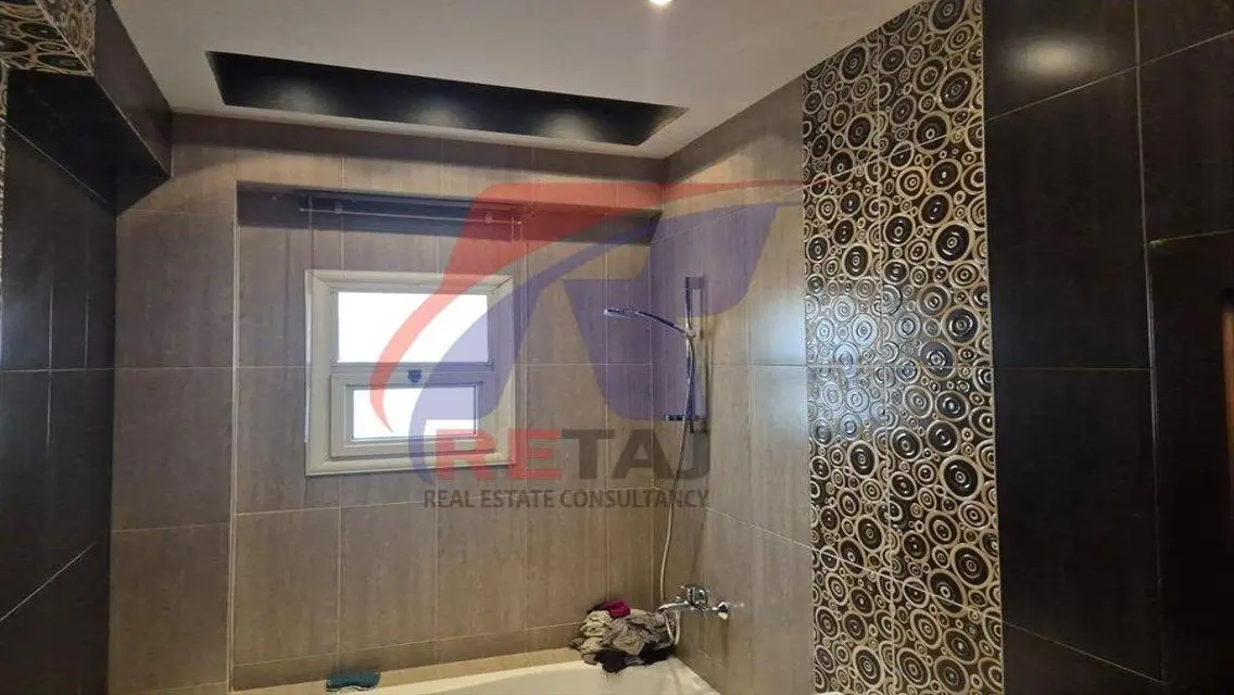شقة فاخرة بمساحة 255 متر² مع شرفة