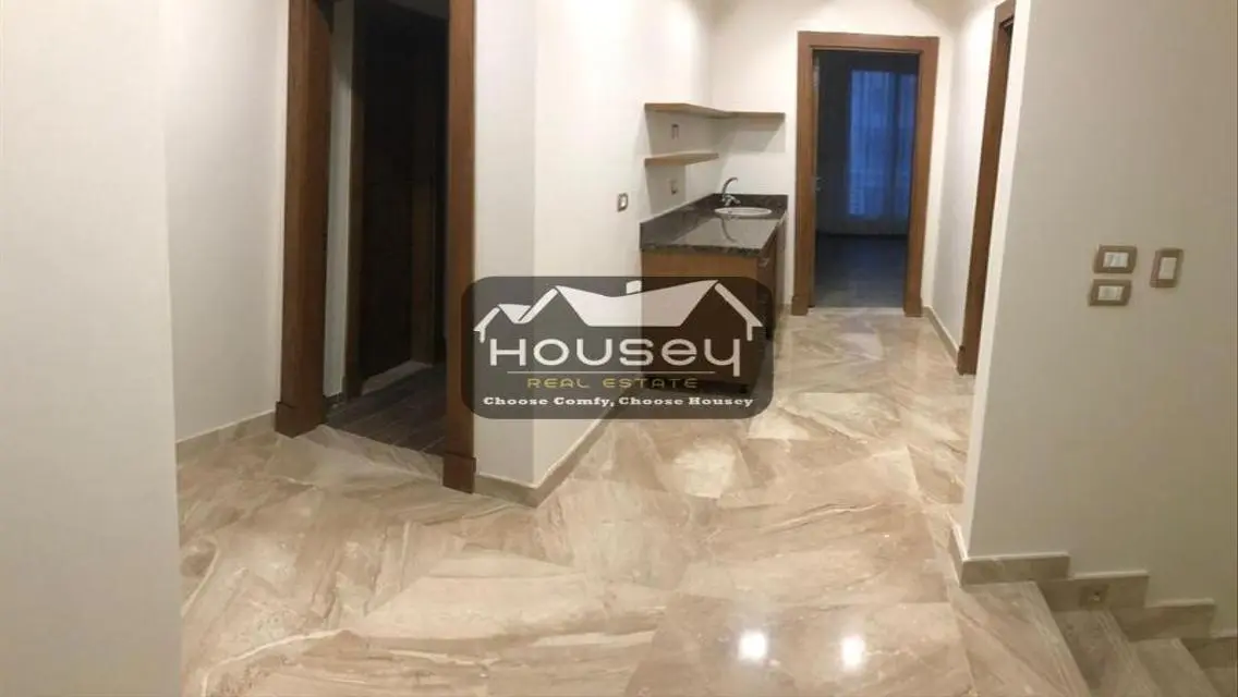 بحديقة وبول سباحة خاص - فرش راقي - فيلا- للإيجار