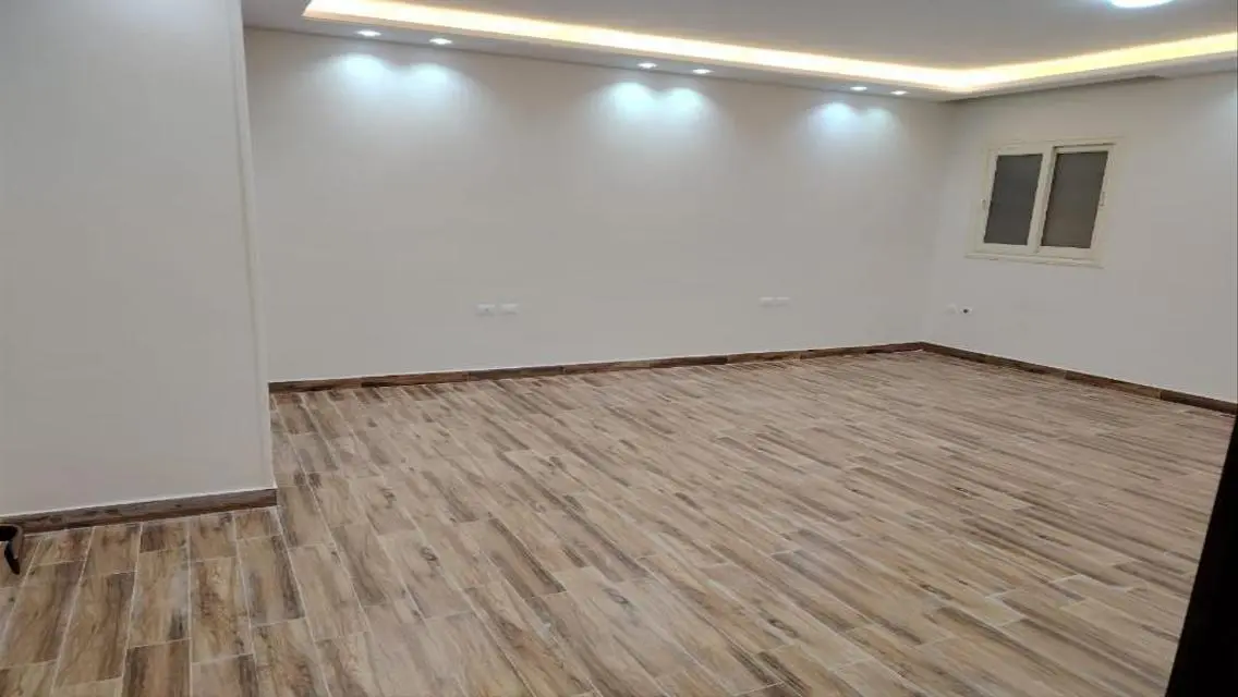 شقه في كمباوند جولف سيتي في العبور.موقع ممتاز جدا