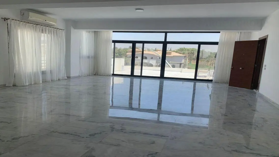 شقه للايجار مودرن اول سكن في كبموند غرب الجولف