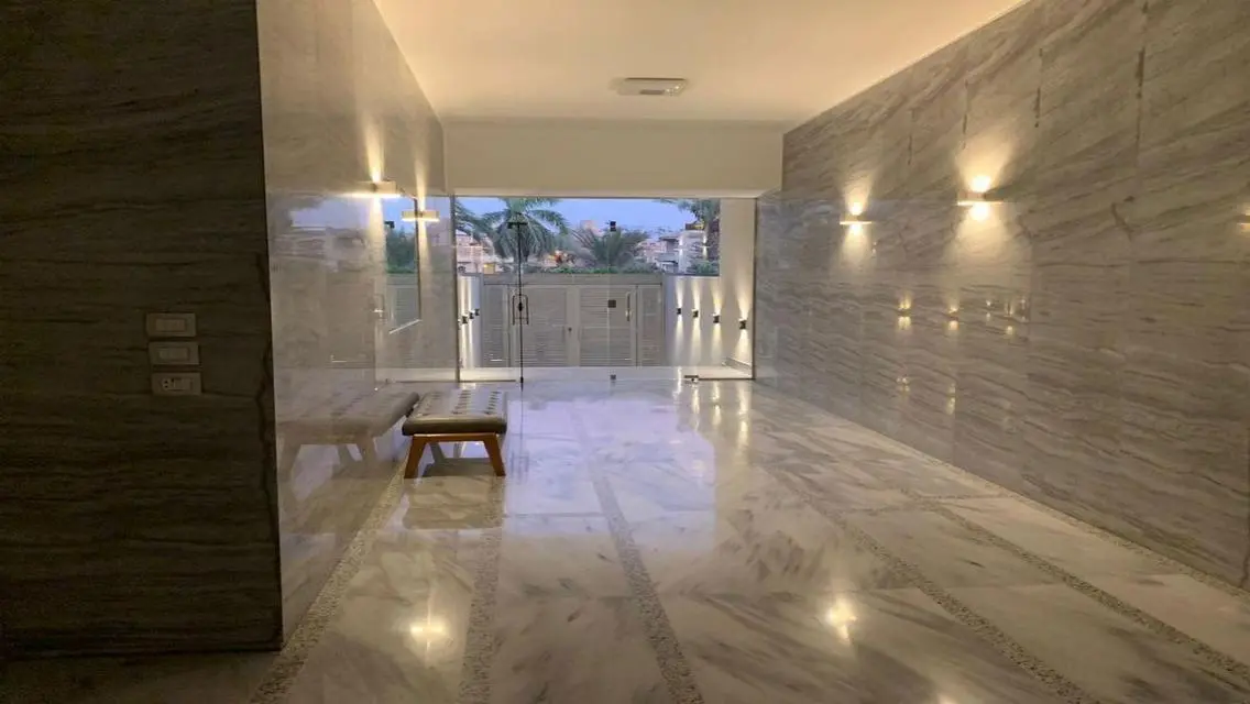 شقه للايجار مودرن اول سكن في كبموند غرب الجولف