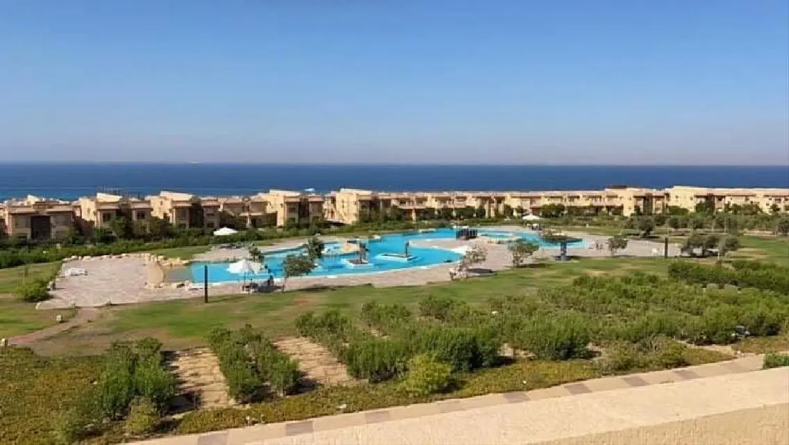 توين فيلا متشطبه بالكامل يطل علي البحر تلال السخنه