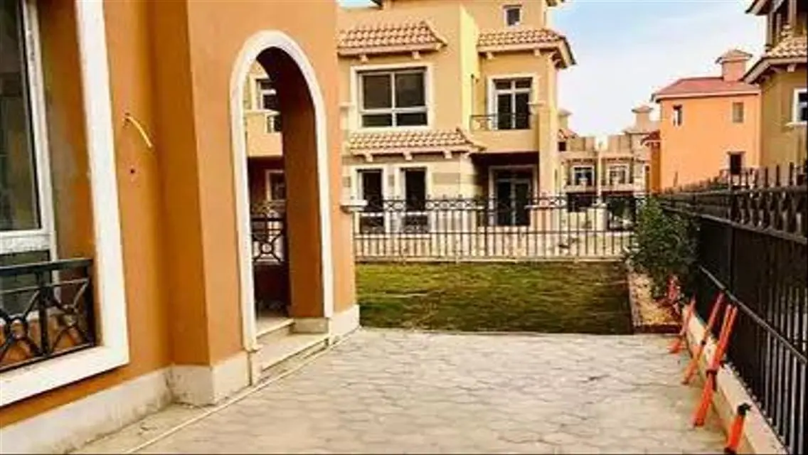 للبيع في قلب أكتوبر فيلا توين هاوس متشطبه بالكامل