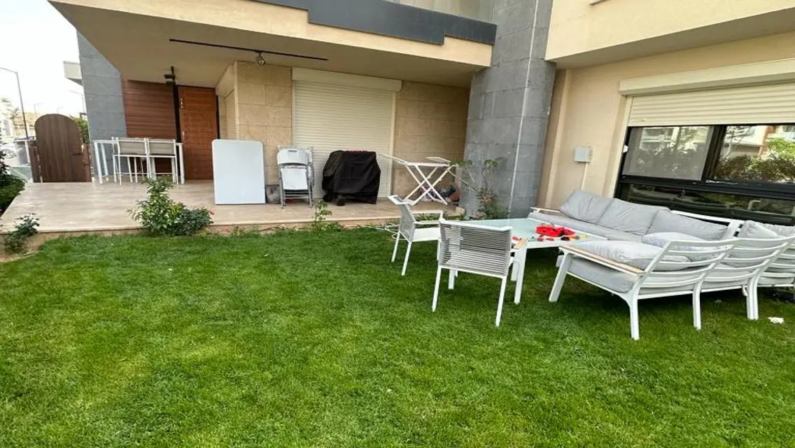 Azad Compound: Ultra Super Lux Apartment at a Barg