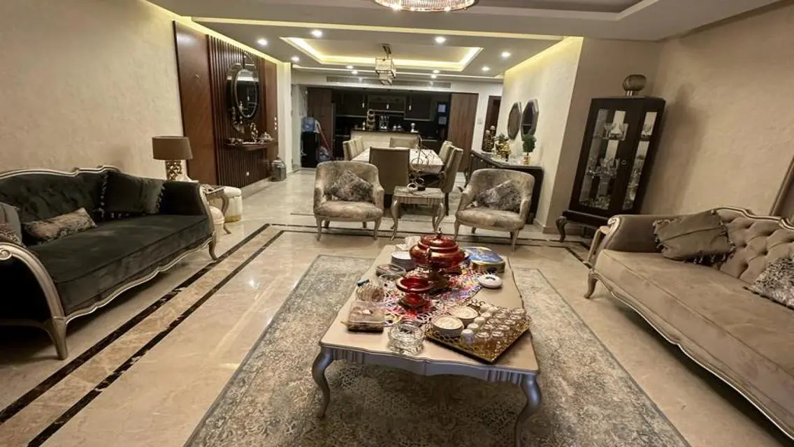 Azad Compound: Ultra Super Lux Apartment at a Barg