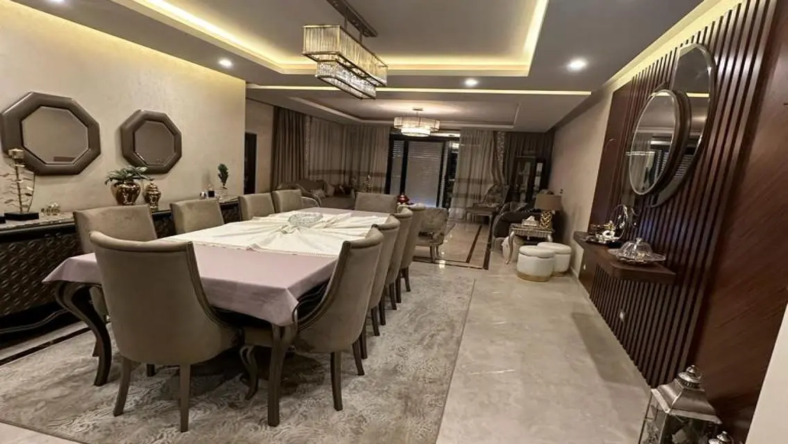 Azad Compound: Ultra Super Lux Apartment at a Barg