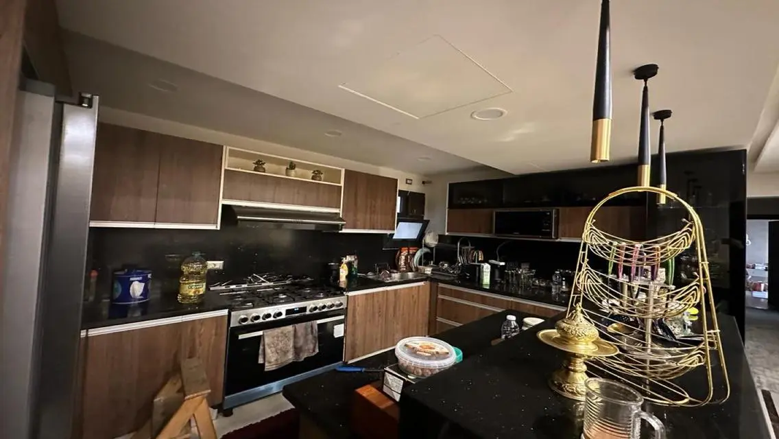 Azad Compound: Ultra Super Lux Apartment at a Barg