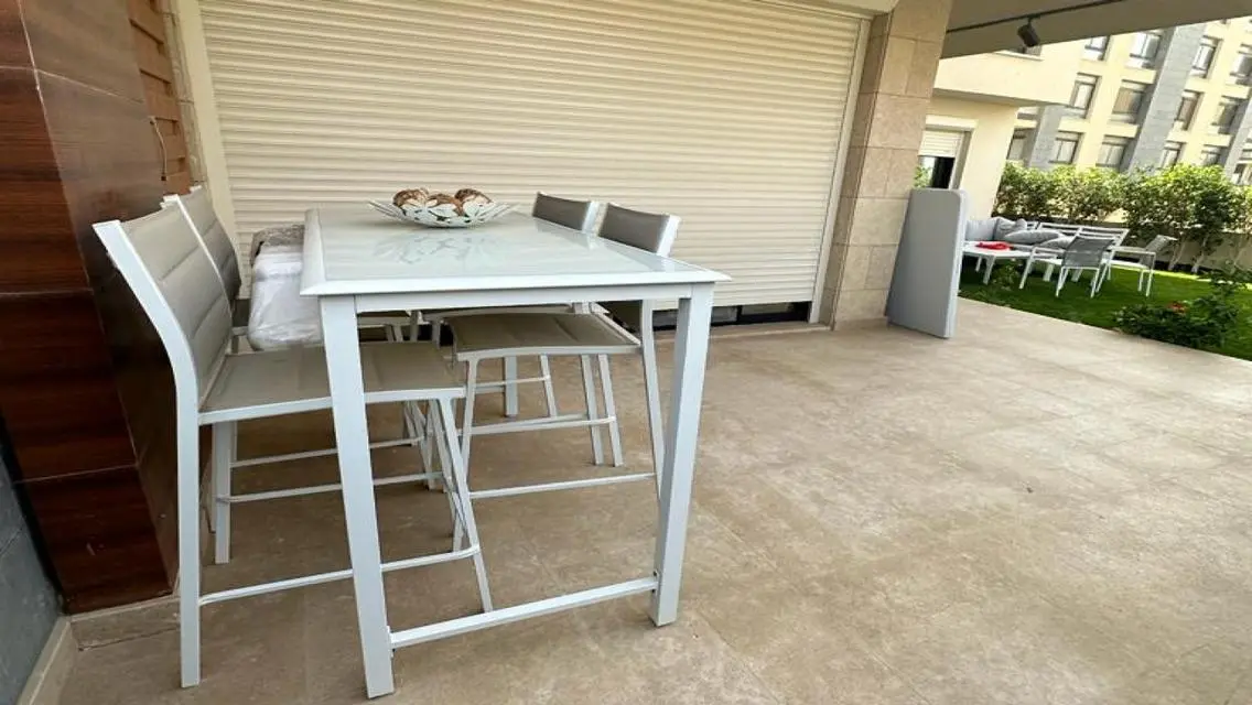 Azad Compound: Ultra Super Lux Apartment at a Barg