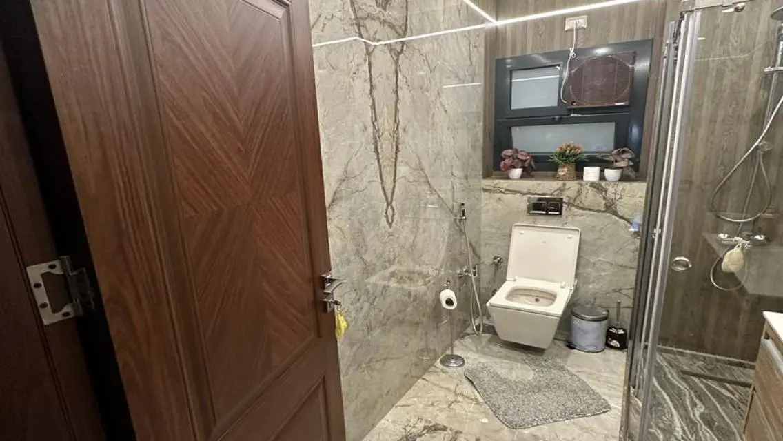 Azad Compound: Ultra Super Lux Apartment at a Barg