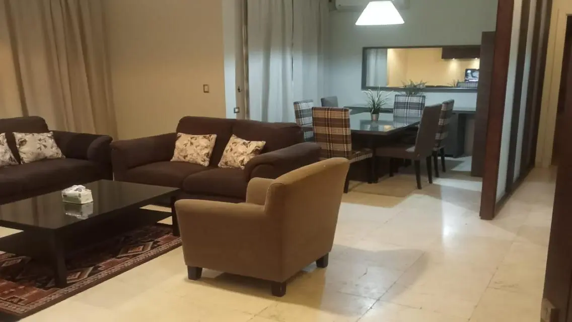 كمبوند فيلدج جيت امام الجامعة الامريكية شقة مودرن