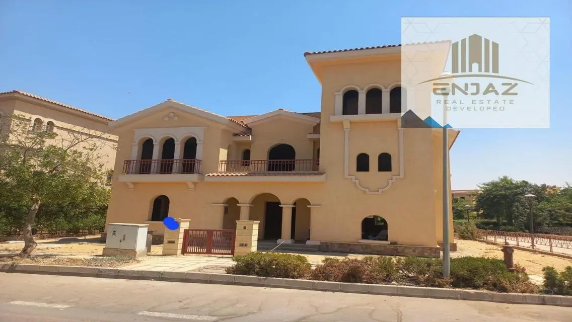 فيلا فاخرة بمساحة 800 متر² للبيع في موقع متميز