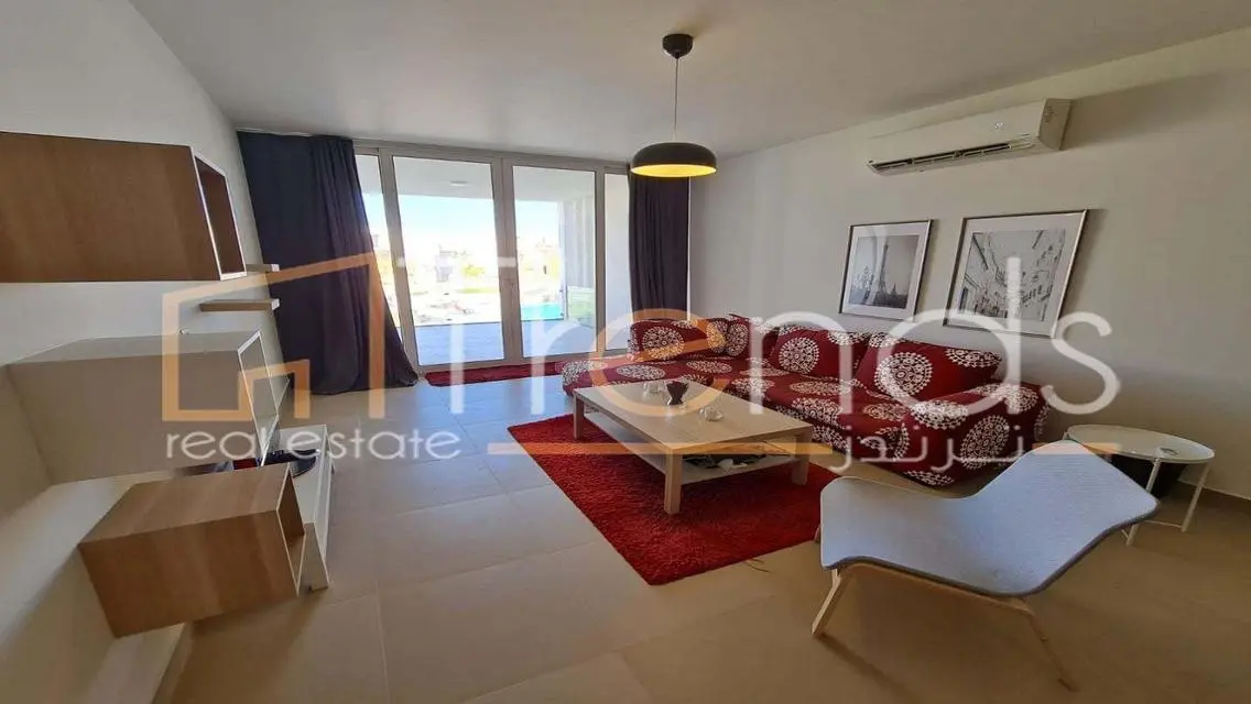 شاليه متشطب جاهز للاستلام يطل علي حمام السباحه