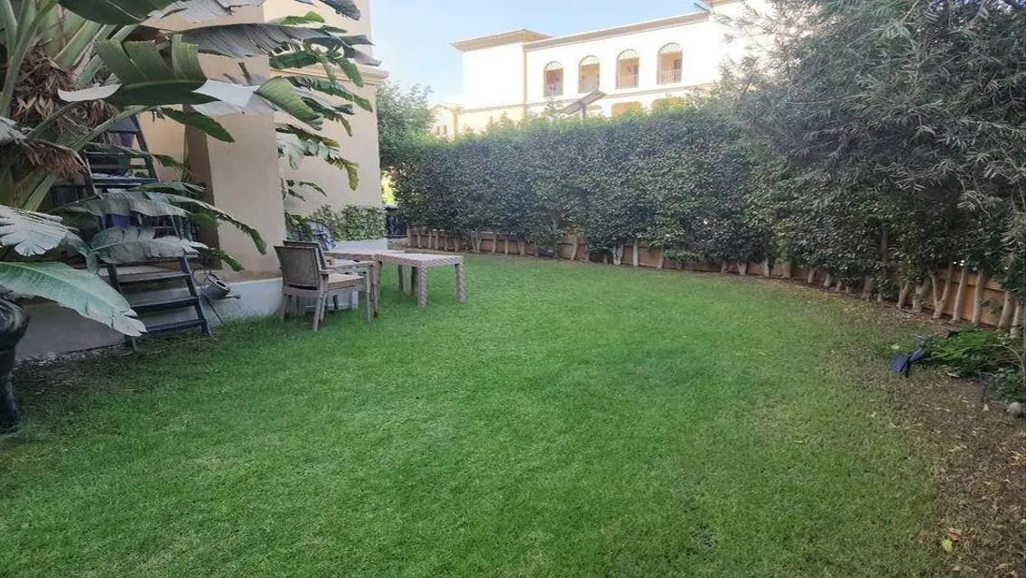 شقه في ميفيدا جاردنز  بالمطبخ والتكيفات